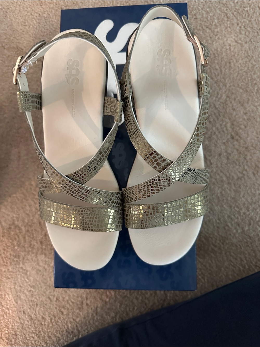 NIB SAS Delight Cross Strap Wedge Sandal in Olive Gold Size 8M Stunning color!